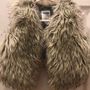 Toddler shaggy fur vest. 🛍